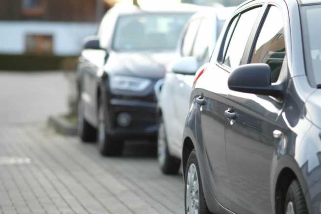 Sąsiedzkie spory o wyciek oleju na osiedlowym parkingu, kto ma rację?