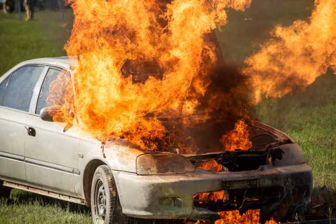 Auto wkrótce po zakupie spłonęło – jak dochodzić zwrotu pieniędzy od sprzedawcy?